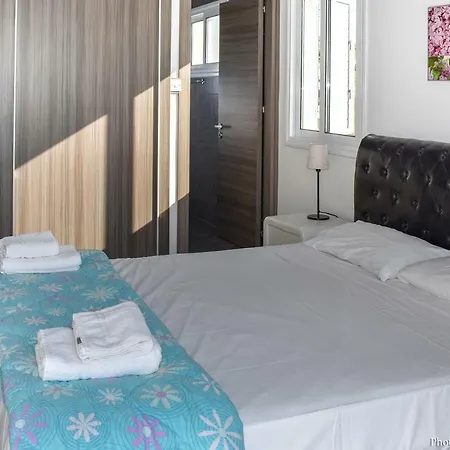 Anemoni Villa *